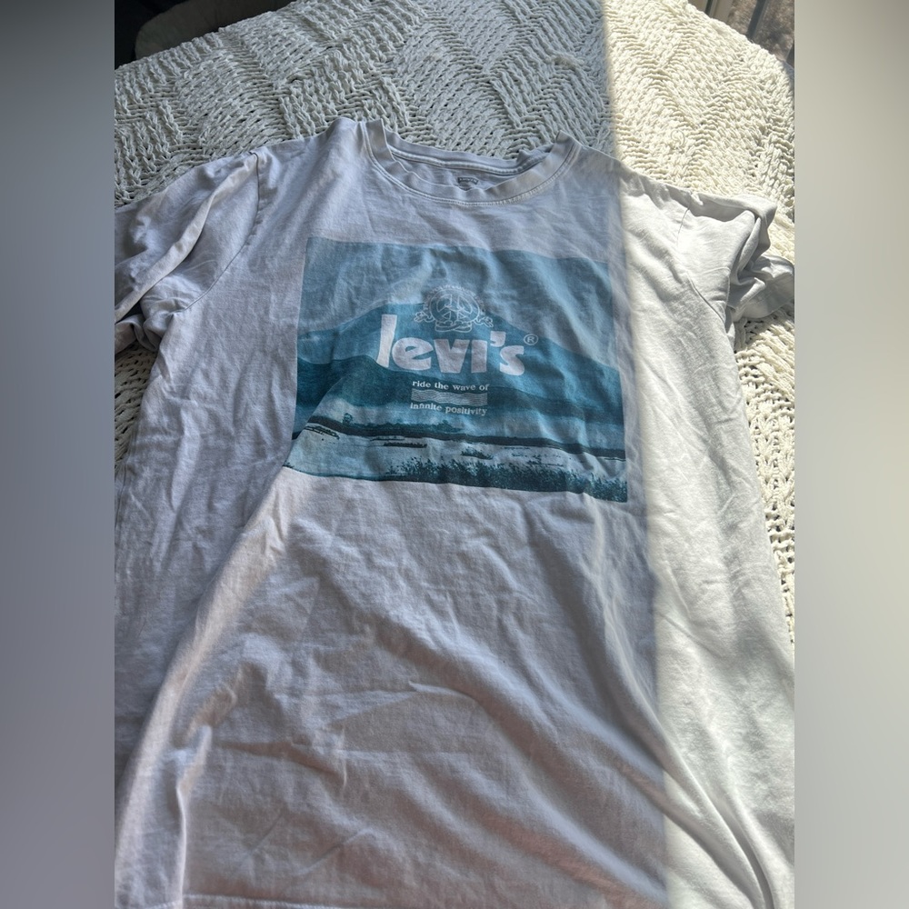levi’s graphic tees